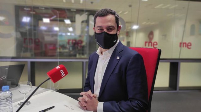 Juanma Moreno, este viernes durante la entrevista en RNE