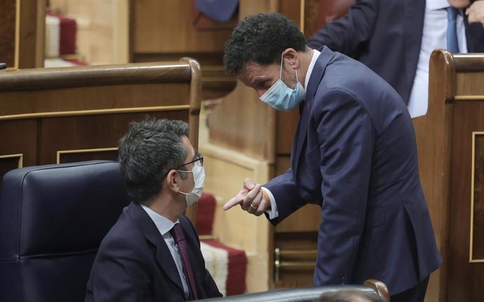 Archivo - El ministro de la Presidencia, Relaciones con las Cortes y Memoria Democrática, Félix Bolaños (i), y el portavoz deCs, Edmundo Bal, conversan en una sesión de control al Gobierno en el Congreso de los Diputados, a 15 de septiembre de 2021.