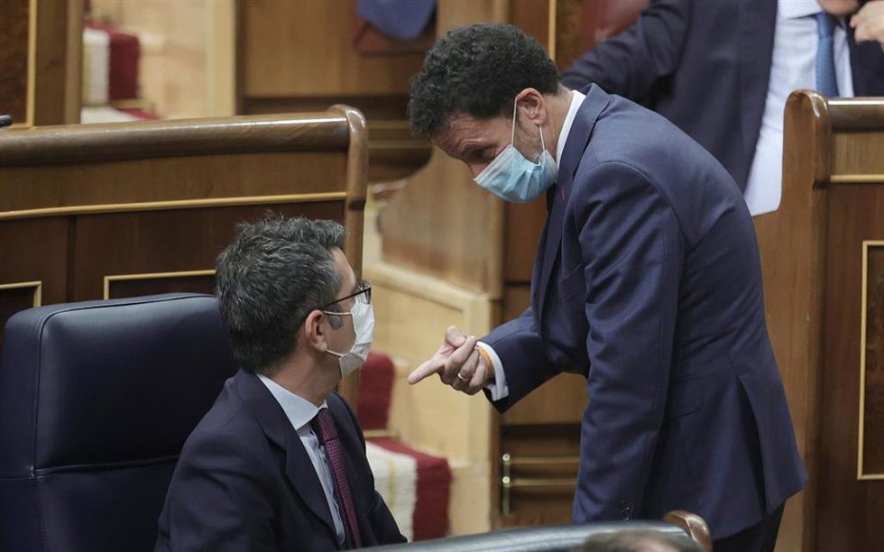 Archivo - El ministro de la Presidencia, Relaciones con las Cortes y Memoria Democrática, Félix Bolaños (i), y el portavoz deCs, Edmundo Bal, conversan en una sesión de control al Gobierno en el Congreso de los Diputados, a 15 de septiembre de 2021.