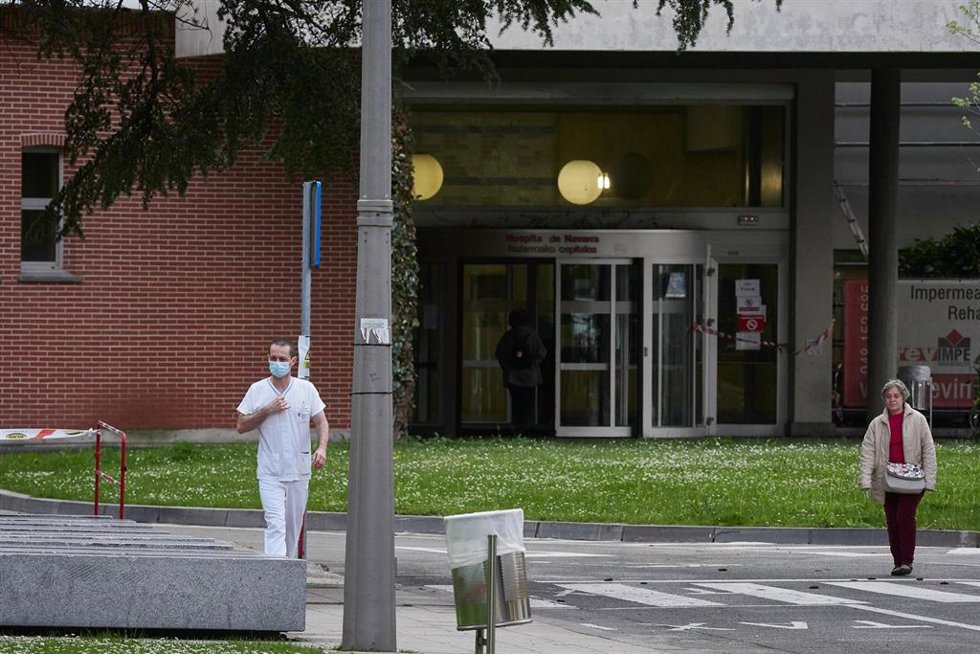 Archivo - Un sanitario sale del Hospital Universitario de Navarra