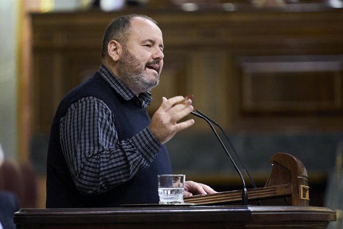 Archivo - El portavoz de En Comú Podem, Joan Mena, interviene en una sesión plenaria en el Congreso de los Diputados, a 23 de noviembre de 2021, en Madrid, (España).