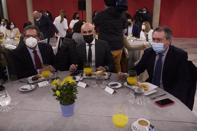De izquierda a dererecha, el presidente de la Fundación Cajasol, Antonio Pulido, el lcalde de Sevilla, Antonio Muñoz, y el secretario general del PSOE de Andalucía, Juan Espadas.