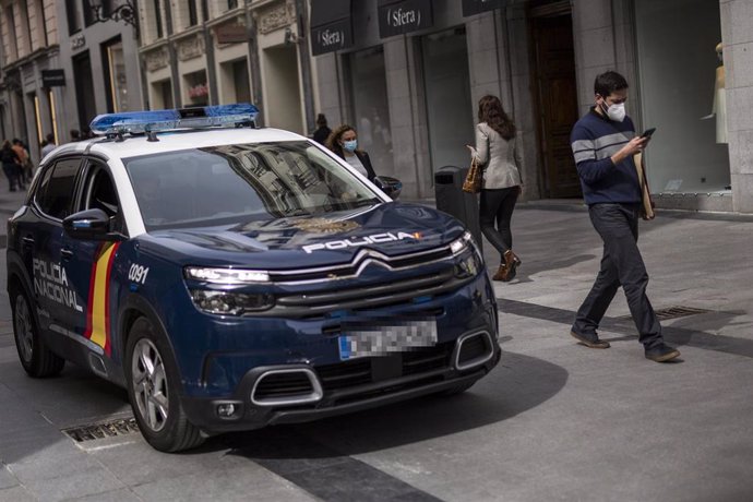 Archivo - Un coche de la Policía Nacional patrulla por las inmediaciones de la Puerta del Sol, en Madrid (España), a 26 de marzo de 2021. Un total de 4.818 efectivos de las Fuerzas y Cuerpos de Seguridad del Estado (FCSE) se desplegarán esta Semana Sant