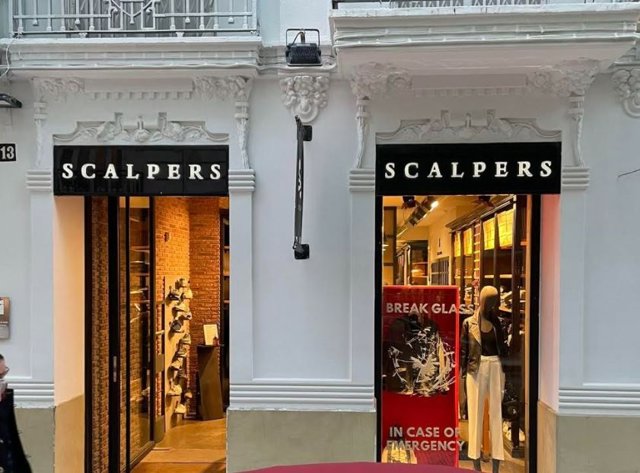 Archivo - Tienda Scalpers en la calle Jorge Juan de València.