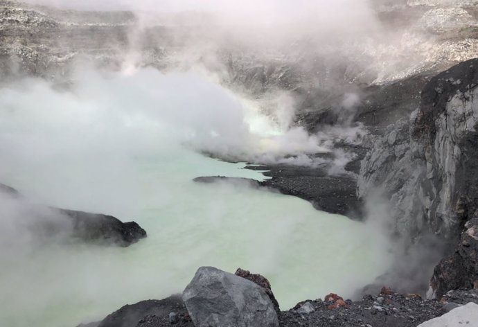 lago en el volcán Poás