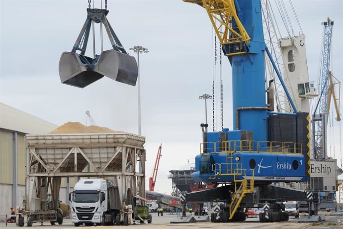Archivo - Carga de grano en un camión en el Port de Tarragona.