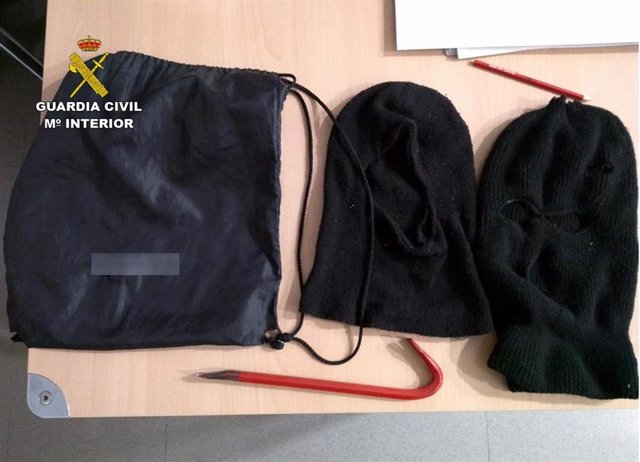 Objetos que portaban los presuntos sospechosos de un robo en Pliego