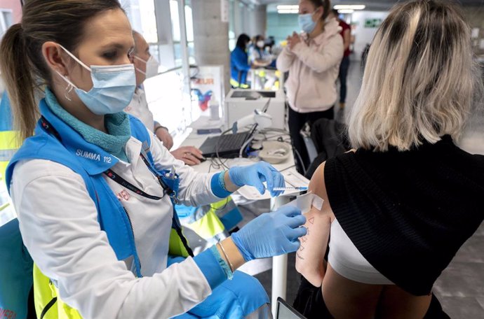 Una mujer recibe la tercera dosis de la vacuna contra el Covid-19, en el WiZink Center, a 20 de enero de 2022, en Madrid, (España).