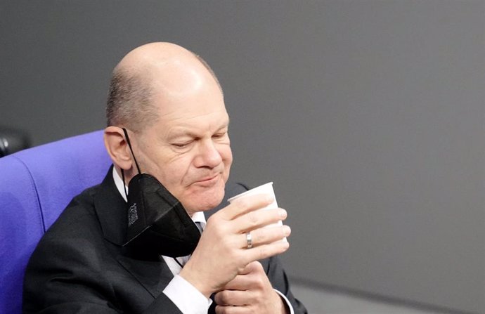 26 January 2022, Berlin: German Chancellor Olaf Scholz takes part in the orientation debate on a SARS-CoV-2 vaccination requirement in the Bundestag. Photo: Kay Nietfeld/dpa