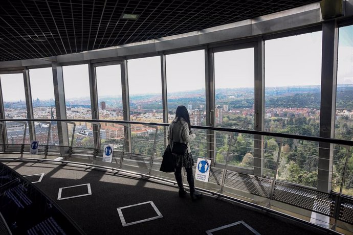 Archivo - Una mujer visita el mirador del Faro de Moncloa, a 3 de abril de 2021, en Madrid (España). El mirador del Faro de Moncloa ha reabierto sus puertas después de pasar por unas obras de acondicionamiento. Estos nuevos cambios han facilitado que el