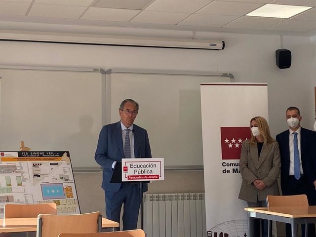 El consejero de Educación, Universidades y Ciencia, Enrique Ossorio, presenta el plan de obras para adaptar las infraestructuras educativas a la bajada de ratios