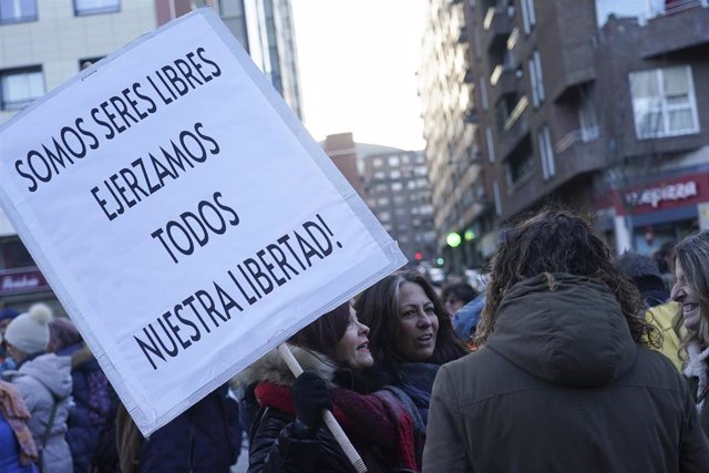 Varios manifestantes recorren las calles del casco histórico de Bilbao exigiendo la eliminación del pasaporte covid, a 22 de enero de 2022, en Bilbao, Euskadi (España).