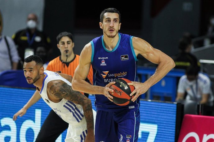 Archivo - El jugador del San Pablo Burgos Dejan Kravic en un partido de la Liga Endesa 2021-2022 contra el Real Madrid en el WiZink Center.