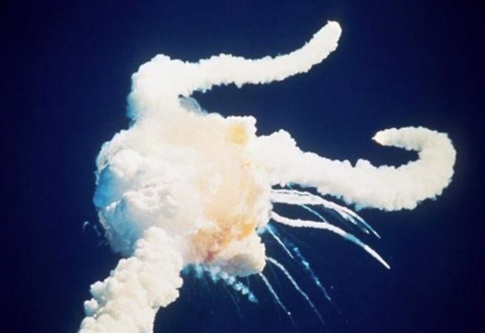 Restos del transbordador Challenger tras la explosión