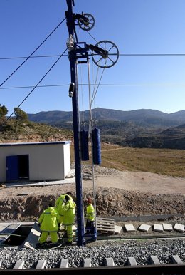 Archivo - Trabajos en una catenaria en red convencional.