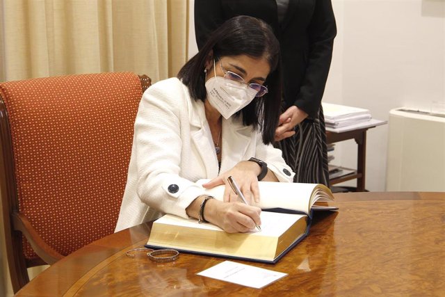 La ministra de Sanidad, Carolina Darias, firma el libro de visitas del Consolat de Mar, en Palma. 