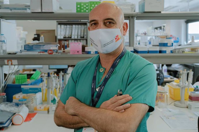 El jefe de Hematología del Hospital 12 de Octubre, Joaquín Martínez, ensalza la labor de Cris contra el cáncer al permitir investigar sobre estas enfermedades.