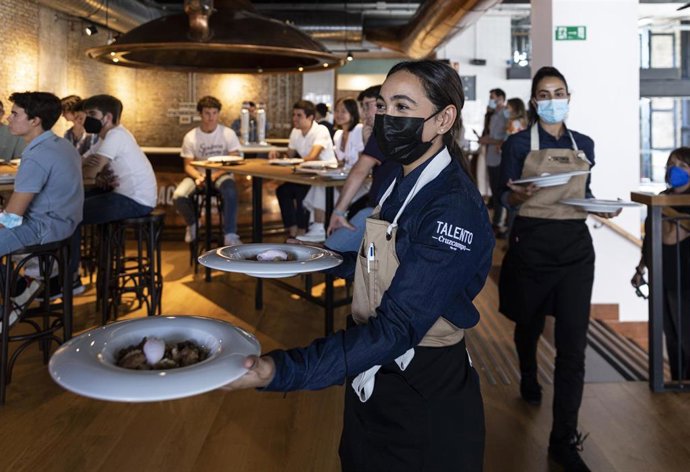 Archivo - Camarera trabajando