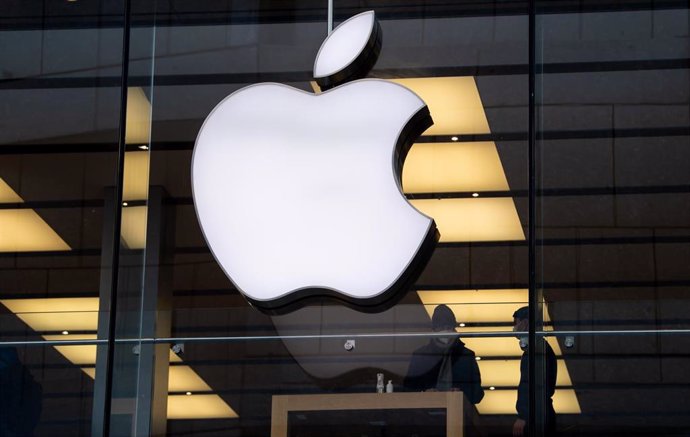 FILED - 26 January 2022, Bavaria, Munich: The logo of the technology company Apple is seen at the Apple Store in downtown Munich. Apple achieves record quarterly profit this Christmas Photo: Sven Hoppe/dpa