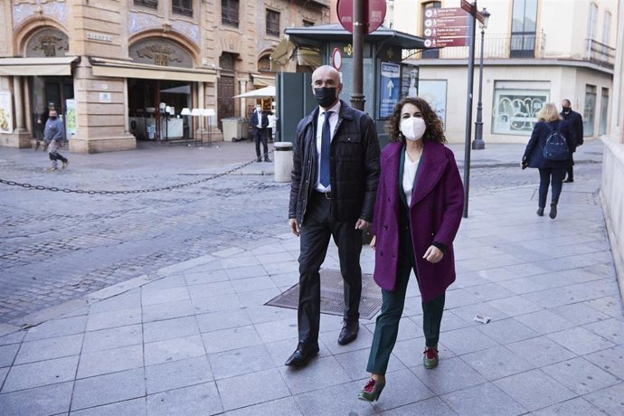 El alcalde de Sevilla, Antonio Muñoz, junto a la ministra de Hacienda, María Jesús Montero, paseando por las calles de Sevilla este viernes.