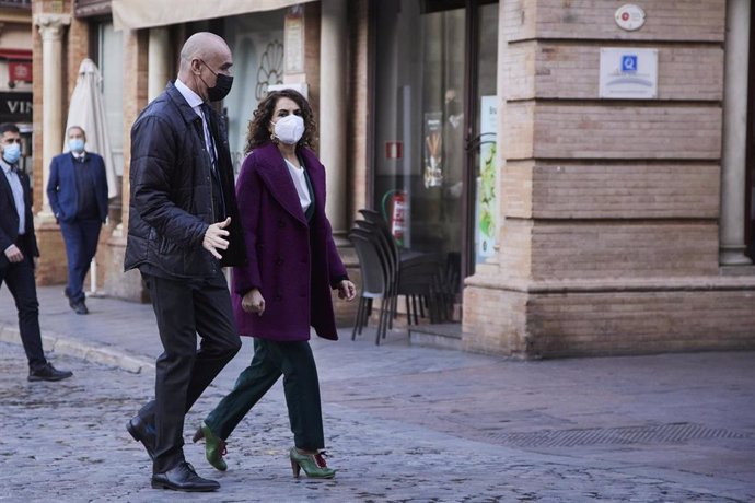 El alcalde de Sevilla, Antonio Muñoz, junto a la ministra de Hacienda, María Jesús Montero, paseando por las calles de Sevilla este viernes.