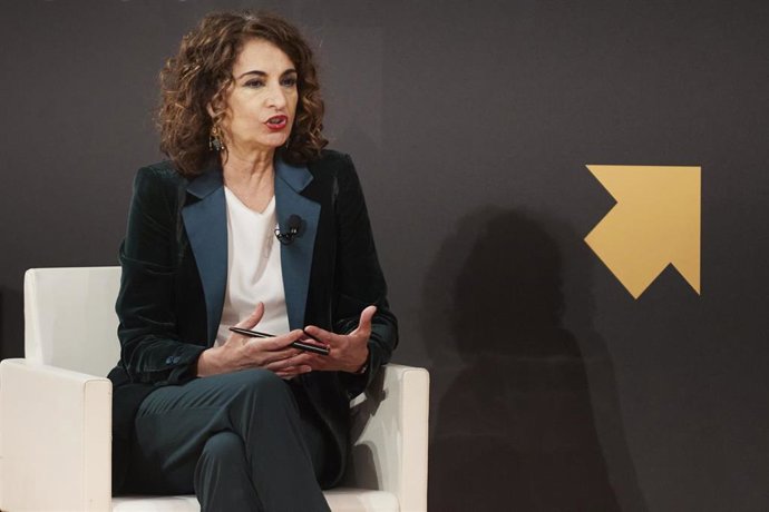 La ministra de Hacienda, María Jesús Montero, (i) atiende a las preguntas de la directora de RTVE Andalucia, Paloma Jara, (d) durante el programa de RTVE Fuera de Plató celebrado en la Fundación, a 28 de enero de 2022 en Sevilla (Andalucía, España)