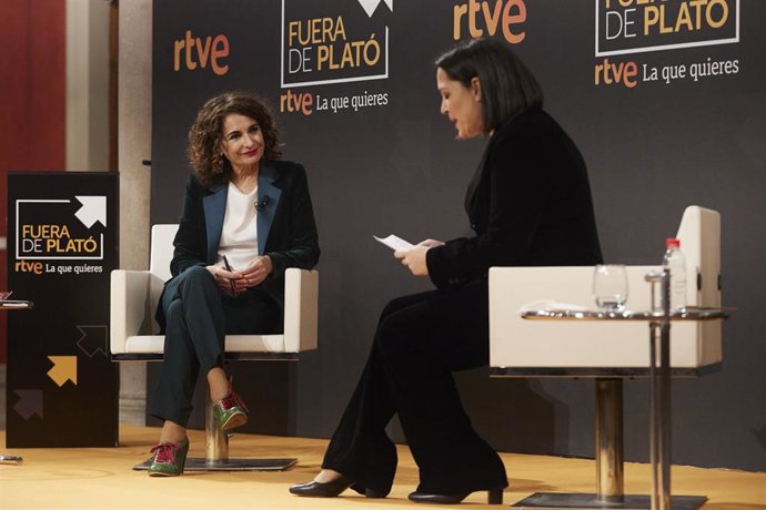 La ministra de Hacienda, María Jesús Montero, este viernes en Sevilla durante el programa de RTVE 'Fuera de Plató'.