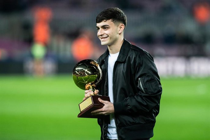 Archivo - El blaugrana Pedro 'Pedri' Gonzalez celebra el 'Golden Boy' ante la afición del FC Barcelona en el Camp Nou, antes del partido contra el Elche CF