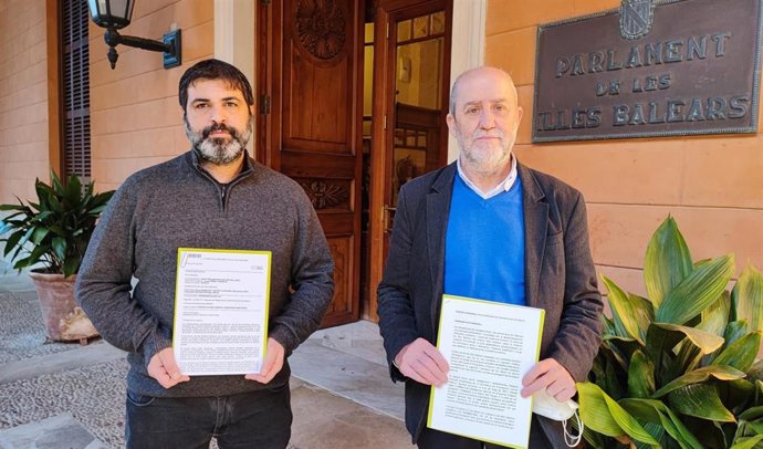 El portavoz adjunto de MÉS en el Parlament, Josep Ferr, acompañado del regidor de Marratxí Joan Francesc Canyelles, mostrando la PNL para traspasar la gestión del aeródromo de Son Bonet al Govern.
