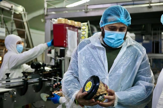 Paco Núñez, en una visita a una empresa de torreznos