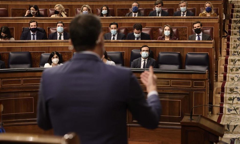 Archivo - El presidente del Gobierno, Pedro Sánchez, interviene en una sesión plenaria celebrada en el Congreso ante la atenta mirada del ministro de Consumo, Alberto Garzón