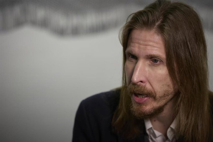 El coportavoz estatal de Podemos y candidato a las elecciones  de Castilla y León, Pablo Fernández, durante una entrevista para Europa Press en la sede de Podemos a 27 de enero de 2022, en Madrid (España). 
