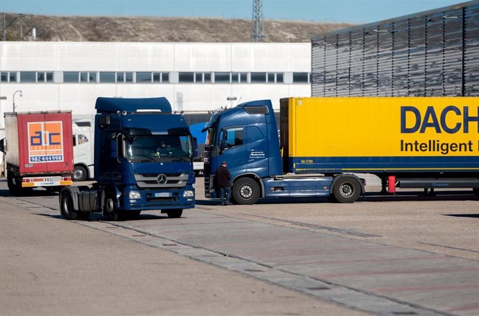 Archivo - Varios camiones aparcados frente a un polígono, a 12 de noviembre de 2021, en Madrid 