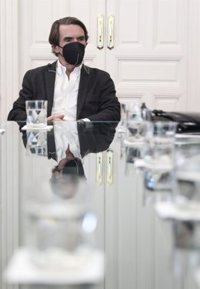 Aznar dice que Arriola fue un "gran profesional" y Rajoy admite que le ayudó "mucho" en su vida política