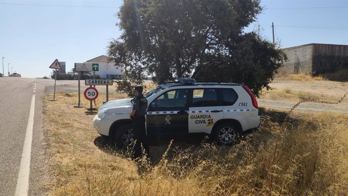 Agente de la Guardia Civil en Cardeña.