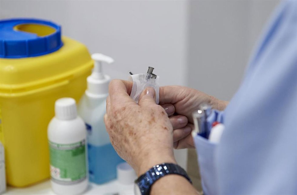 Archivo - Una sanitaria sostiene el material necesario para la aplicación de la segunda dosis de la vacuna de Pfizer-BioNTech contra la Covid-19 e