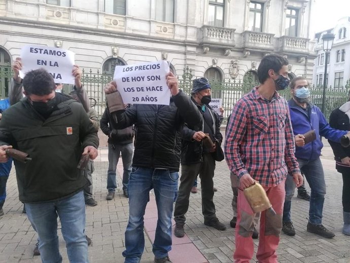 Archivo - Movilización de ganaderos ante presidencia.