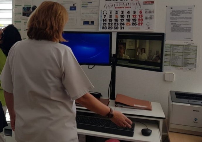 Archivo - Equipo de Telemedicina en la UCI del Hospital Don Benit-Villanueva. ARCHIVO