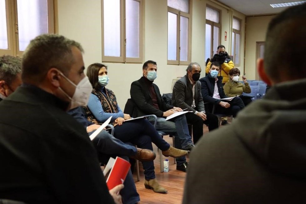El secretario general del PSOECyL y candidato a la Presidencia de la Junta, Luis Tudanca, durante una reunión con la Plataforma en Defensa de la Sanidad en Aranda de Duero (Burgos).