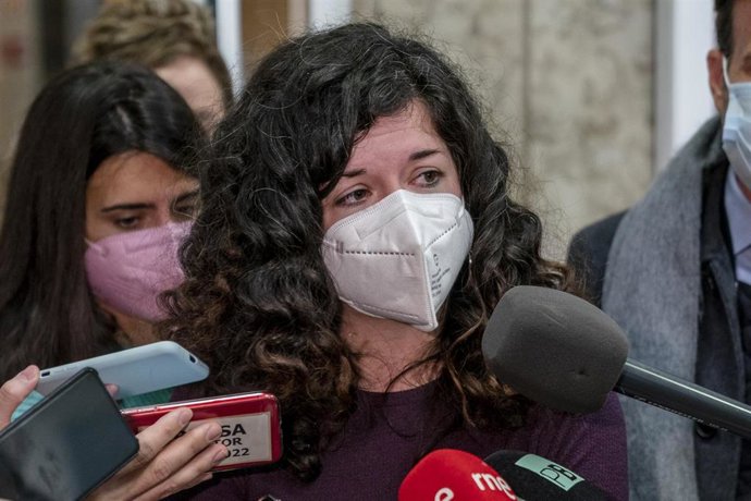 La portavoz adjunta de Unidas Podemos en el Congreso, Sofía Fernández Castañón, ofrece declaraciones a los medios, tras registrar en el Congreso una comisión de investigación sobre las agresiones sexuales en la infancia y la adolescencia por parte de mi