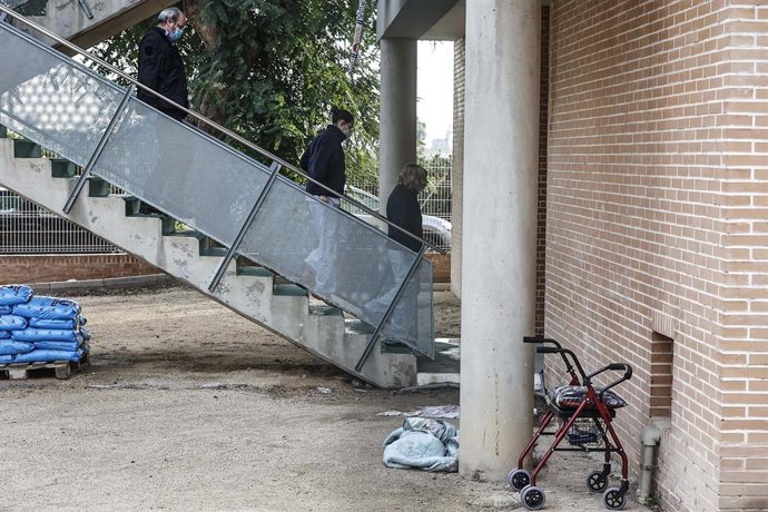 Varios personas bajan las escaleras de la Residencia de la Tercera Edad de Moncada donde esta pasada noche se ha producido un incendio, a 19 de enero de 2022, en Moncada, Valencia