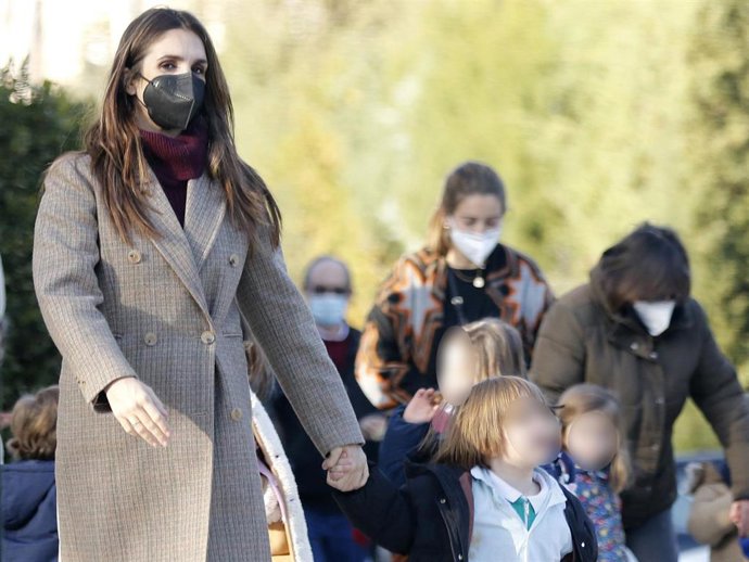 Elena Furiase recogió a su hijo Noah en el colegio