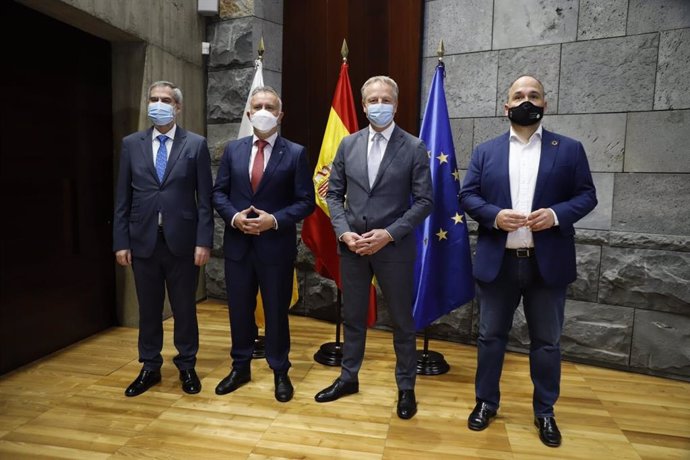 El presidente del Gobierno de Canarias, Ángel Víctor Torres, y el CEO de Cepsa, Maarten Wetselaar (en el centro), en el anuncio del inicio del desmantelamiento de la refinería de Santa Cruz de Tenerife