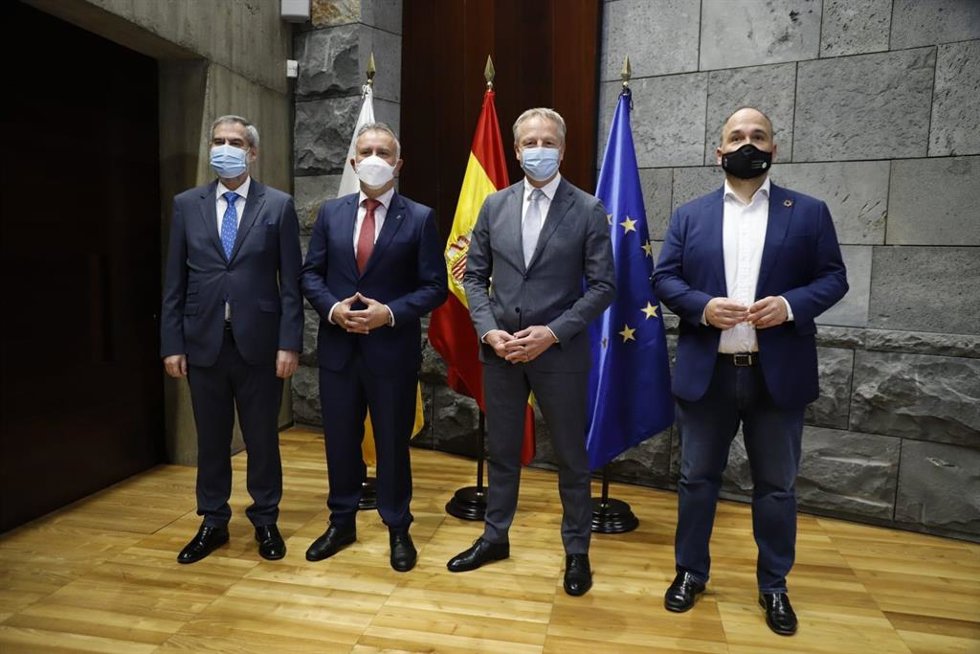 El presidente del Gobierno de Canarias, Ángel Víctor Torres, y el CEO de Cepsa, Maarten Wetselaar (en el centro), en el anuncio del inicio del desmantelamiento de la refinería de Santa Cruz de Tenerife