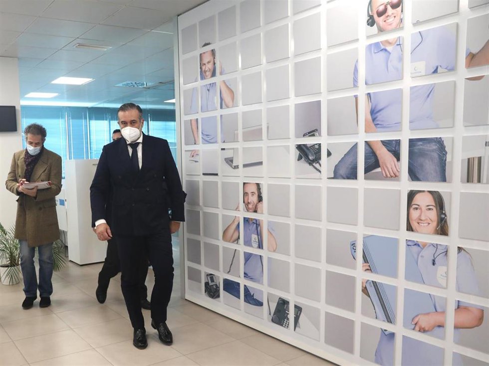 El consejero de Presidencia, Justicia e Interior de la Comunidad de Madrid, Enrique López, visita la sede del servicio de información y atención telefónica 012 Mujer, a 28 de enero de 2022, en Madrid (España).