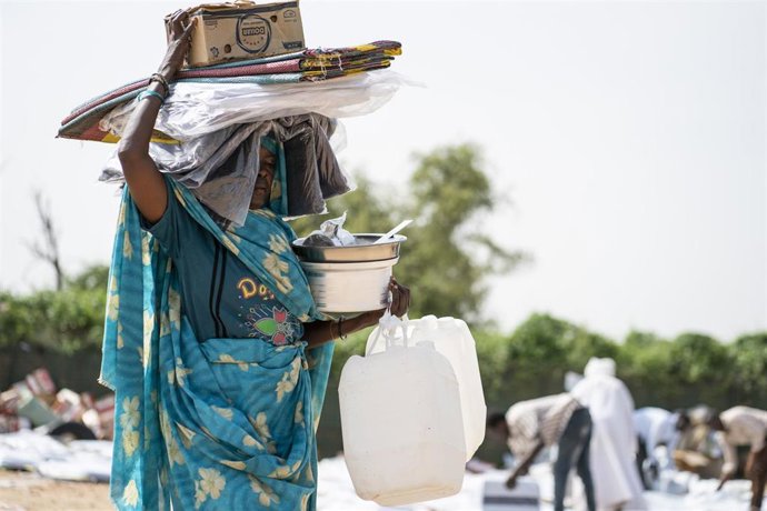 Archivo - Reparto de ayuda a desplazados internos en Nyala, Darfur