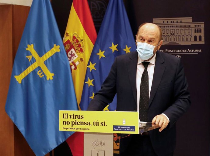 El vicepresidente y consejero de Administración Autonómica, Medio Ambiente y Cambio Climático, Juan Cofiño, en rueda de prensa.