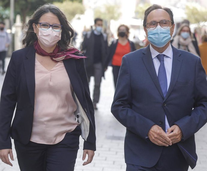 Archivo - El conseller de Hacienda de la Generalitat Valenciana, Vicent Soler (d), y la vicepresidenta de la Generalitat, Mónica Oltra (i), se dirigen a presentar el proyecto de ley de los presupuestos de la Generalitat Valenciana para 2022, a 3 de novi