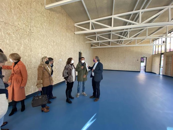 La presidenta del Govern, Francina Armengol, junto al conseller de Educación y Formación Profesional, Martí March, y otras autoridades, visita el gimnasio del CEIP Puig d'en Valls (Ibiza).