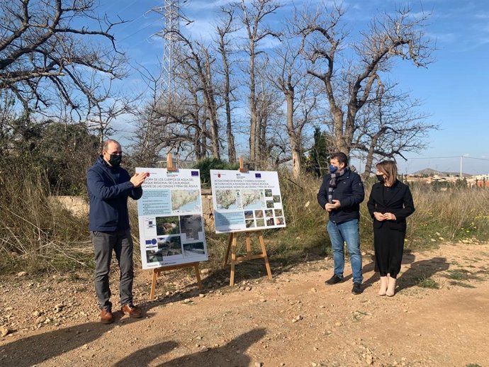 El director general del Medio Natural, Fulgencio Perona, durante su visita a la zona objeto de las actuaciones para la conservación de la biodiversidad.